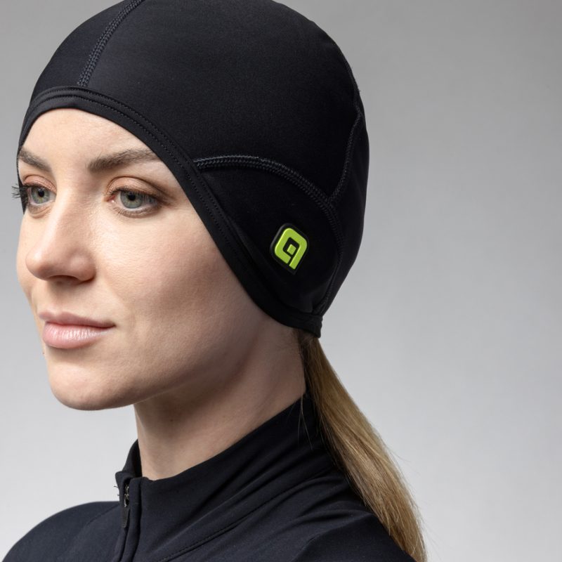 Téli sapka a sisak alatt